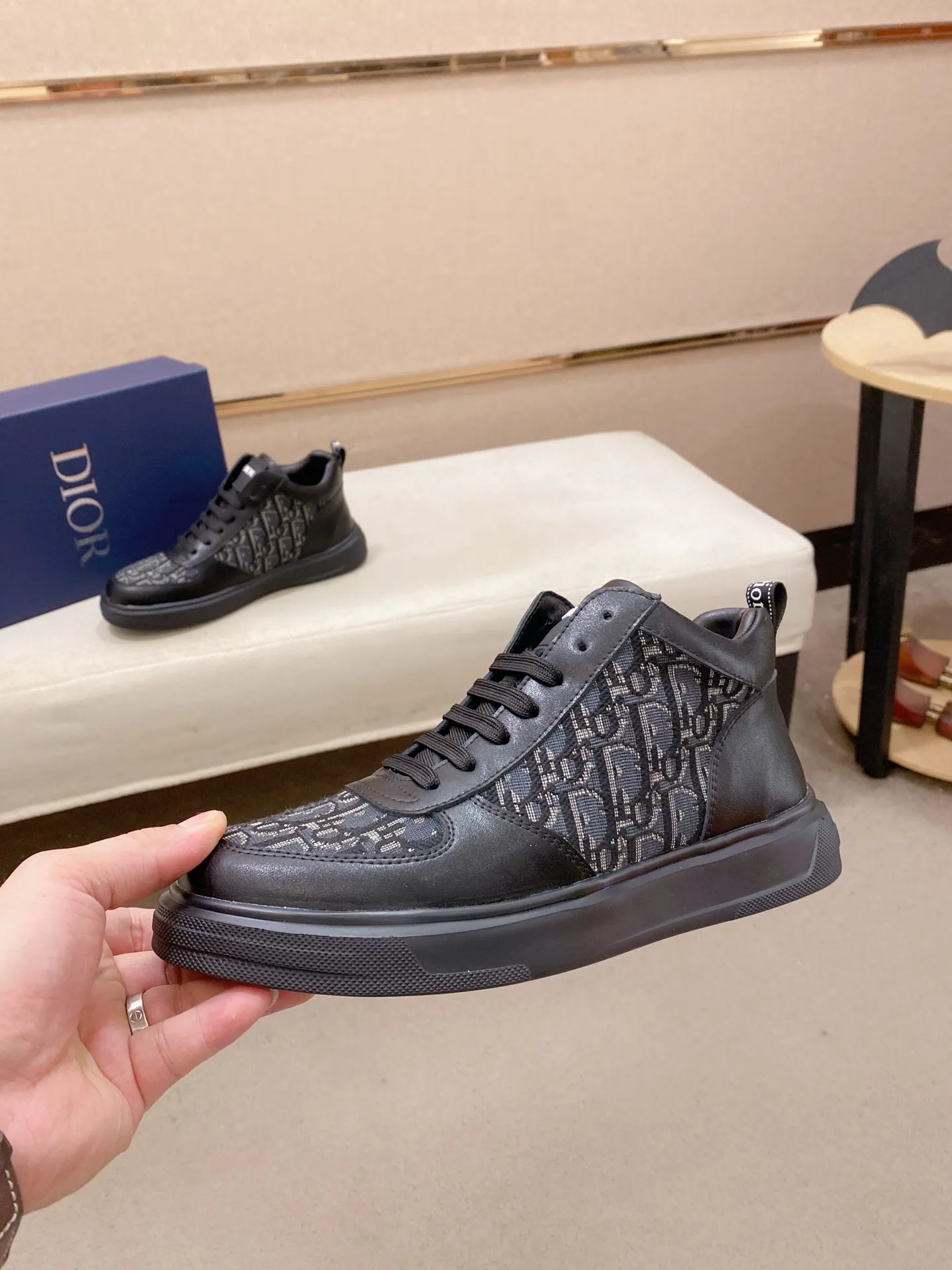Men's shoes💰 440💰🇮🇹🇮🇹Dior d The new high-tops are on sale at the same time at the counter. The uppers are 🇮🇹 Italian imported first-layer cowhide, and the fully imported sheepskin lining is 💪💪. It is a complete 1⃣️ to 1⃣️ replica 🇮🇹💪💪. ⚠Sole: The original sole is specially provided by the original factory. The exclusive movable molded sole is super comfortable. ⚠Original factory follow-up goods, 🔍🔍high quality, you can enter and exit the counter at will, welcome to compare⚠. Code number:38-44